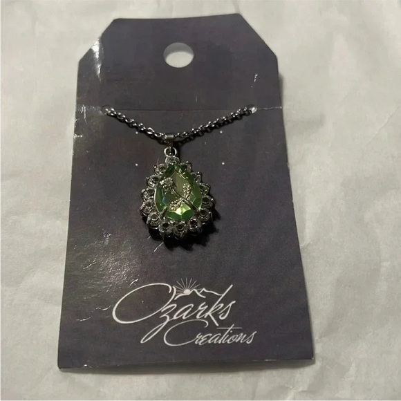 NWT  SILVER NECKLACE WITH GREEN STONE WITH A FLOWER IN THE CENTER - Picture 4 of 9